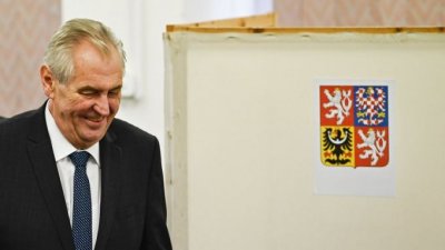 Чешкият президент се подобрява, но остава в болница