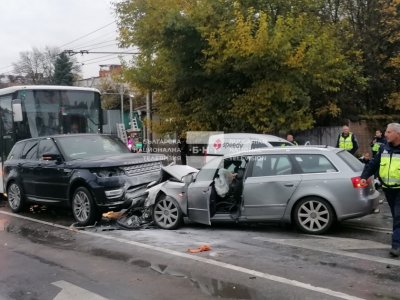 Шофьор помете 20 коли при гонка с полицията в центъра на София (СНИМКИ)