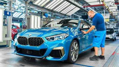 BMW изравни работните часове в заводите си в Източна и Западна Германия