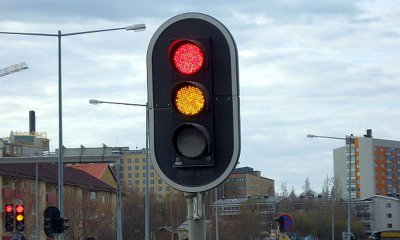 Столичните светофари вече няма да мигат предупредително