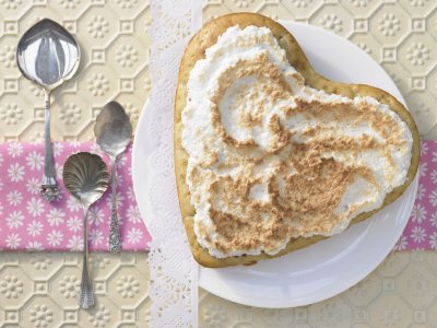 Кокосов меренге сладкиш с круши