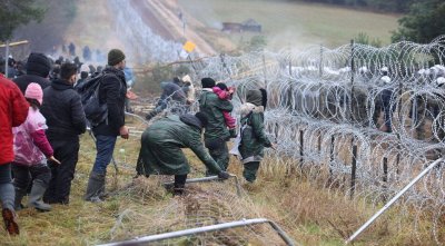 Полша иска НАТО да спре мигрантската криза на беларуската граница