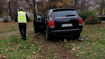 Мелето в Пловдив: Поршето бутнало и дърво, паднало върху момче