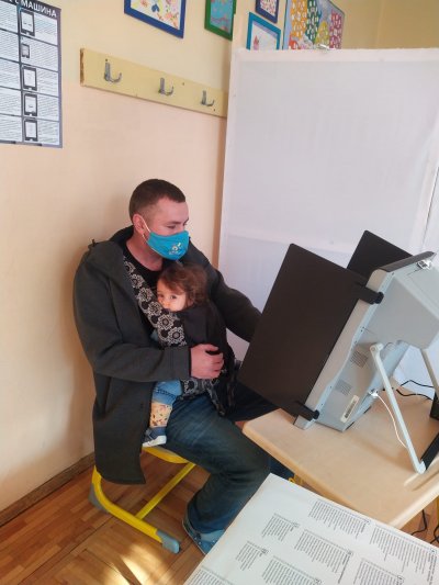 Ицо Хазарта гласува с бебето в слинг 