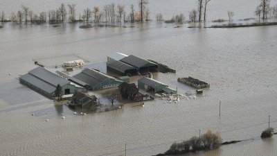18 000 души в Канада все още са откъснати от света след наводненията