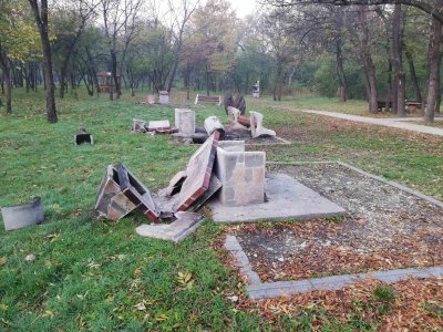 Дирят вандалите, трошили пейки и барбекюта в "Лаута"