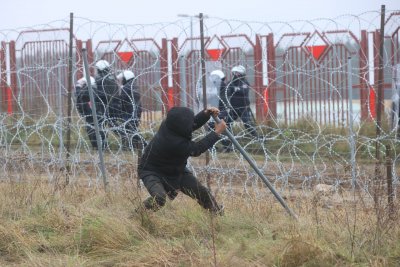 Полша арестува 100 мигранти на границата