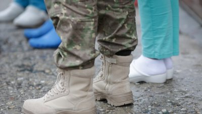 Военни помагат на болници в Чехия заради COVID