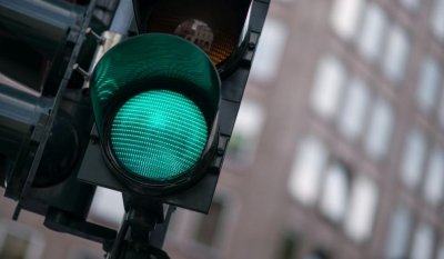 Мигащият зелен сигнал на светофара не нарушава Виенската конвенция