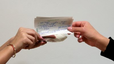 Кацаров праща в пенсия легендарната "контактна" бележка