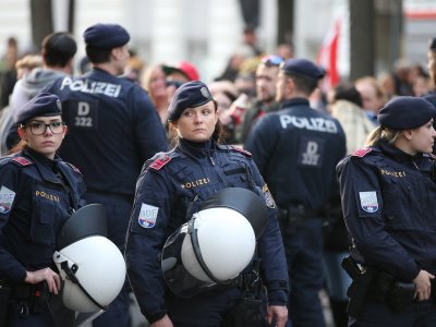 Полицаи и военни се включват в мегапротест срещу зеления сертификат в Австрия