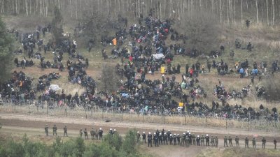 Полските граничари използваха водни оръдия и сълзотворен газ срещу мигранти (ВИДЕО)