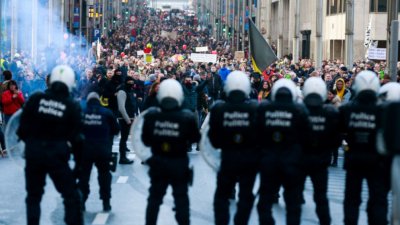 Поредна вечер на протести в Европа срещу ковид ограничения