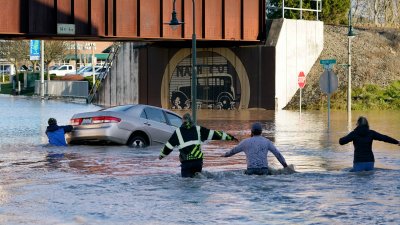 Най-малко четирима загинали при наводнения в Канада