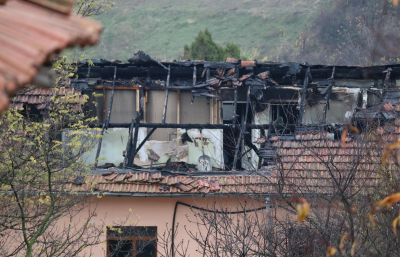 Деца спасявали възрастни хора от дома в Рояк