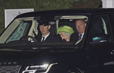 Кралица Елизабет II присъства на кръщене на свои правнуци