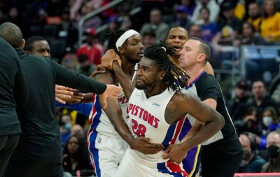 ЛеБрон Джеймс забърка бой на паркета в НБА (ВИДЕО)