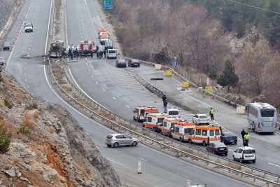 Уволниха македонски митничари, пропуснали автобуса-ковчег