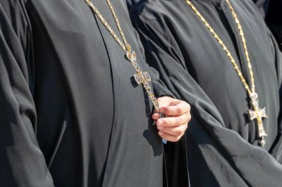 14 свещеници-антиваксъри отстранени от църквата 