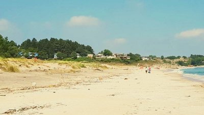 Сигнал за незаконен път и обсебване на плаж