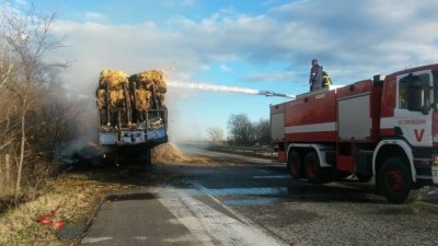 Камион със слама изгоря на пътя към Рожен