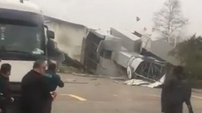 Силен вятър събори огромна часовникова кула в Истанбул (ВИДЕО)