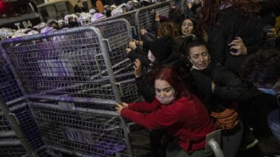 Хиляди протестираха в Истанбул, полицията пусна газ