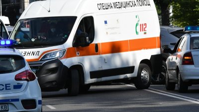 Мъж и тийнейджър са в болница след челен удар край Павликени