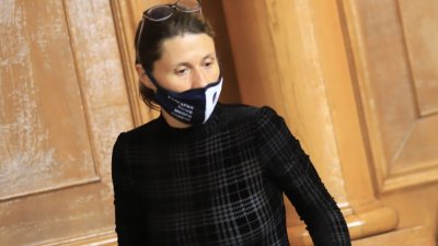 Белобрадова: Майките, върнали се в офиса, да взимат 650 лв. плюс заплатата