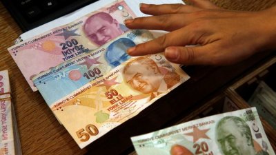Гюрултия: Турците не щат лирата, минават на долари