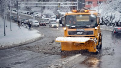 Общо 155 снегопочистващи машини работят в София