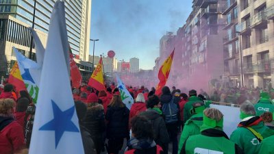 Хиляди протестират в Брюксел срещу цените на тока и ниските заплати