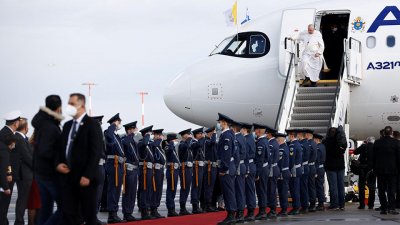 Папа Франциск кацна в Гърция