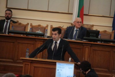 Петков стресна Монтана: Стената се къса, 6-метрова вълна залива града