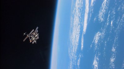 Коригираха орбитата на МКС, за да избегне удар с космическа отломка