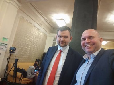 „Зеленият” Панев се селфи с Пеевски в НС