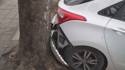 Кола се заби в дърво след нощен дрифт в Пловдив