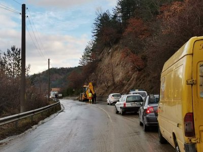 Разчистват паднали камъни на пътя за Банско