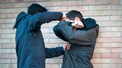 Гамен преби 13-годишено момче в метрото