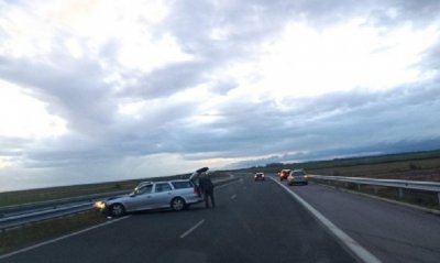 Кола се заби в мантинелата на АМ "Тракия" между Бургас и Пловдив