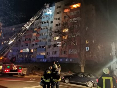 Неофициално: Мъж е загинал при пожара в жилищен блок в Благоевград