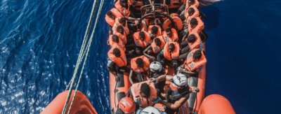 ЧУДО: Спасиха бебе на дни в бедстваща лодка от Либия 