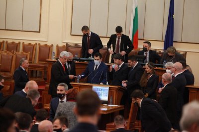 Депутатските заплати - само кеш