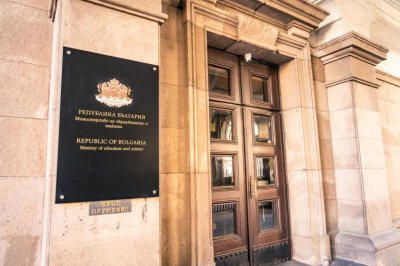 МОН чегърта пенсионери от администрацията