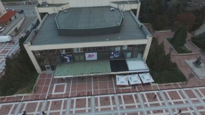 Нагла кражба: Театърът в Благоевград осъмна без част от покрива си