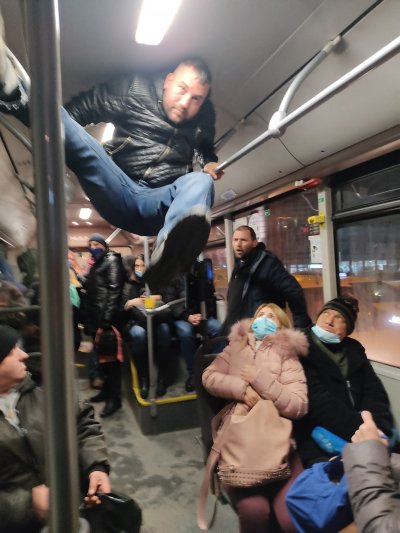 Циганин без маска вандалства в автобус 310 в София