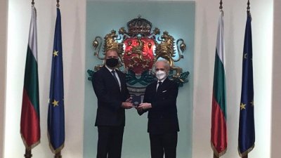 Румен Радев връчи Почетния знак на Хосе Карерас