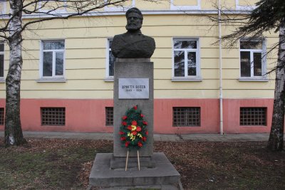 Оскверниха паметника на Ботев в Перник