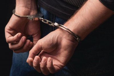 В килия: Син нападна и хапа майка си
