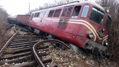 Влак падна от релсите на гара Мездра